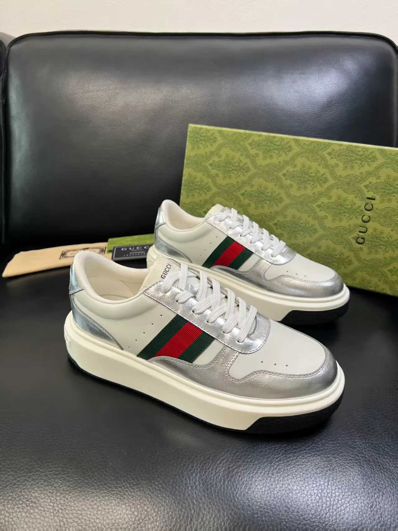 Factory price: 460💰. Gucci's new men's shoes GUCCI [Lightning] latest shoes are shipped. Original quality, fashionable, special materials, sheepskin lining, new packaging. The foot feels super comfortable and the workmanship is impeccable. Size: 38-44, customized 45